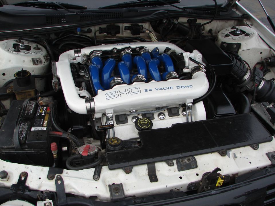 White SHO 24 Valve DOHC engine with blue intake runners
