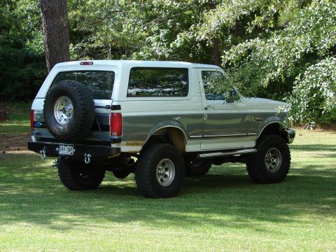 1995 Ford Bronco - This 1995 Ford Bronco features a lifted suspension and a spare tire mounted on the rear.
