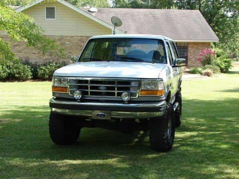 1995 Ford Bronco - This lifted Ford Bronco has a grille and headlight design consistent with the 1992-1996 model years, not 1995.