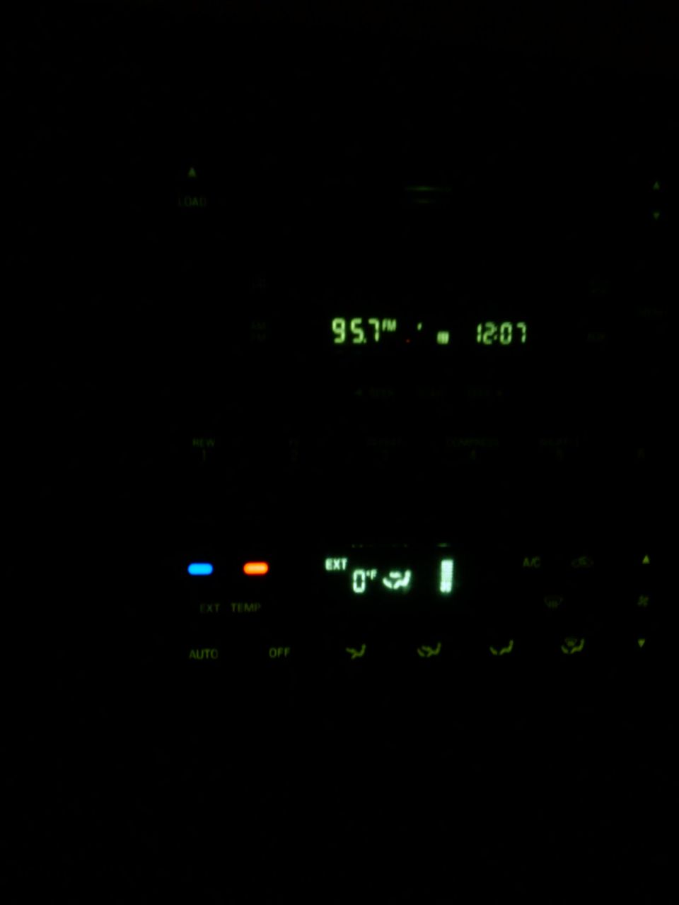 Digital display showing 95.7 FM, 12:07, and EXT 0 degrees