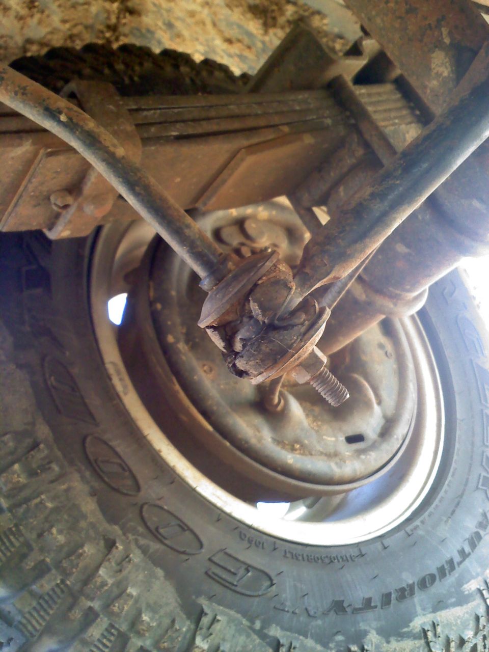 Leaf spring suspension with sway bar link and tire