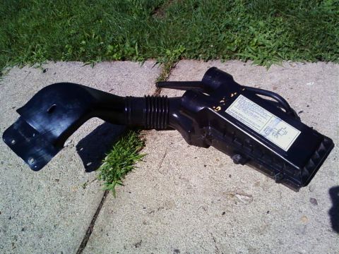 1990 Ford Bronco - Airbox with a vacuum diagram for a 1989 5.0 http://fullsizebronco.com/forum/showthread.php?t=179792
