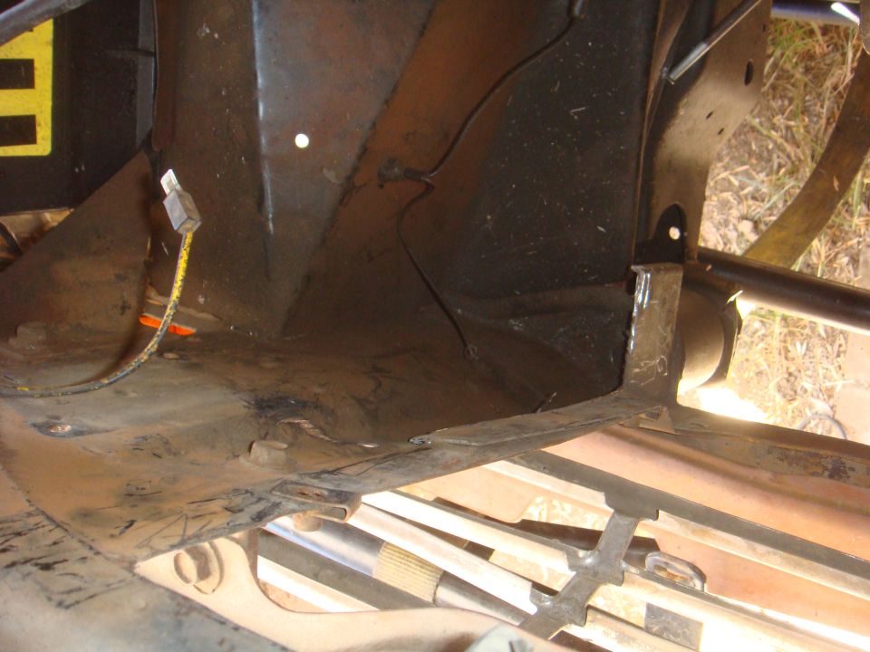 Undercarriage of a vehicle, showing frame and some wiring. Supermotors.net logo visible