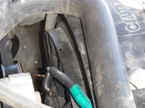 1991 Ford Bronco - Close-up of engine cooling fan and radiator hose, showing caution text and part numbers.