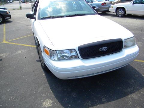 2003 Ford Crown Victoria photo