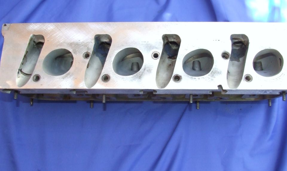 Engine cylinder head with four intake ports and four exhaust ports
