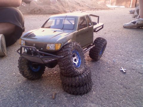 1996 Ford Bronco - Trying out my buddy's 2.2 Losi tires off his night crawler