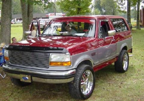 1995 Ford Bronco - This two-tone 1995 Ford Bronco features aftermarket chrome wheels and a bug deflector.