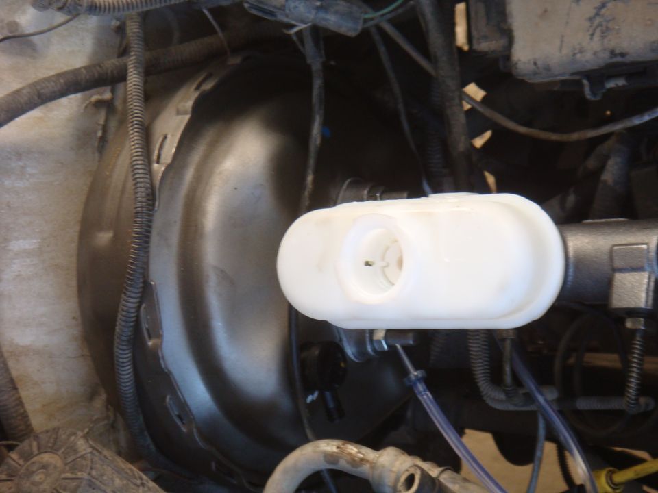 Brake fluid reservoir and master cylinder assembly