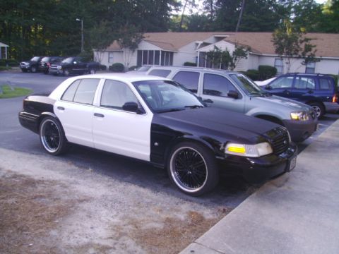 2000 Ford Crown Victoria photo