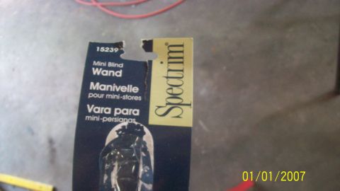 2004 Ford Crown Victoria - Packaging for a Spectrim Mini Blind Wand is shown, text in English, French, and Spanish.