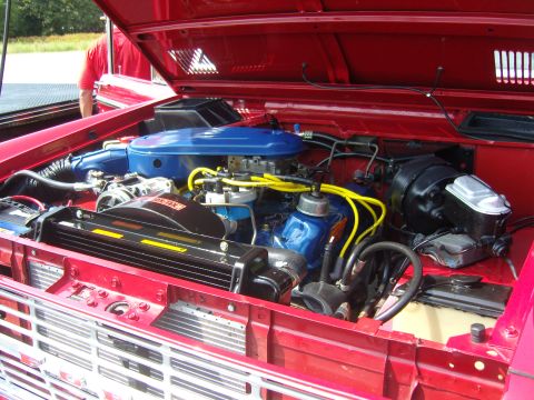 2007 Ford Mustang - Engine bay of a red 1978 Ford Bronco, showing the V8 engine and radiator.