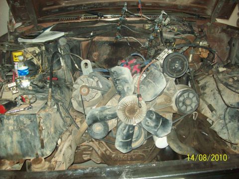 1985 Ford Bronco - The engine bay of a vehicle, showing the fan, belts, and various components, with a date stamp of 14/08/2010.