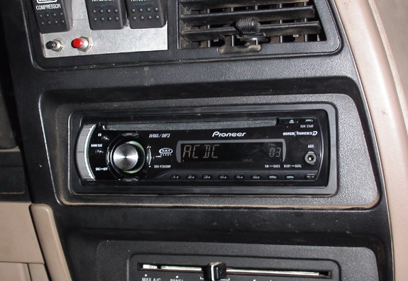 Couldn't hack with the dull-sounding stock radio that was in it (it would get all distorted before reaching a decent volume, it didn't have much in the way of audio power lol), so I replaced it with this Pioneer unit. Nothing fancy, but sounds so much better.