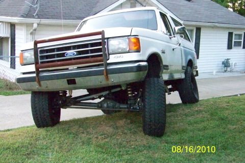 1989 Ford Bronco - This lifted 1987 Ford Bronco is equipped with a prominent bull bar and oversized tires.