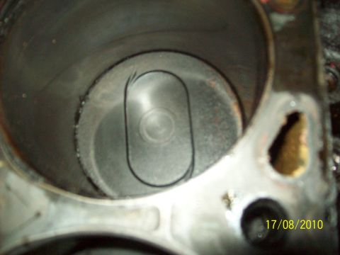 1985 Ford Bronco - Close-up view of an engine cylinder, showing the piston inside. The image includes a timestamp of 17/08/2010 and a website URL.