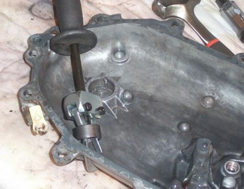 1990 Ford Bronco - The needle bearings which support the rear of the front output were difficult to remove. I finally cut most of the cage with my Dremel (the…