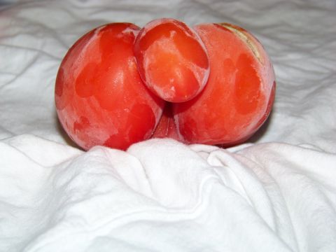 1994 Ford F-150 - Two persimmons are shown resting on a white cloth, with a watermark for Supermotors.net at the bottom right.