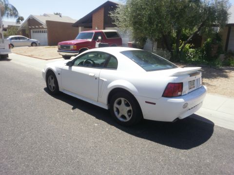 2000 Ford Mustang photo