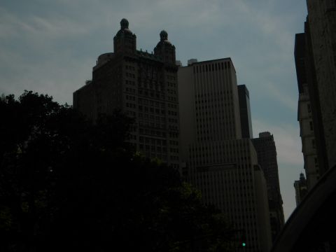 1992 Ford Bronco - A view of city buildings and trees, with the Supermotors logo at the bottom right.