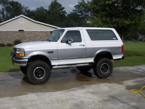 1995 Ford Bronco - This lifted Ford Bronco has a two-tone paint scheme and aftermarket wheels.