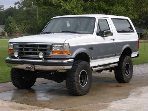 1995 Ford Bronco - This lifted 1995 Ford Bronco features a two-tone paint scheme and aggressive off-road tires.