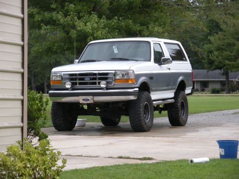 1995 Ford Bronco - This lifted 1995 Ford Bronco features a two-tone paint scheme and aftermarket wheels.