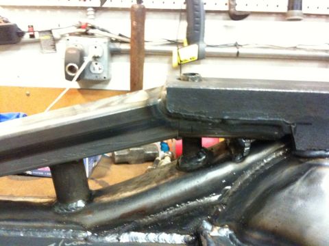 Suzuki Samurai - Close-up view of a welded metal frame section, the Supermotors.net watermark.