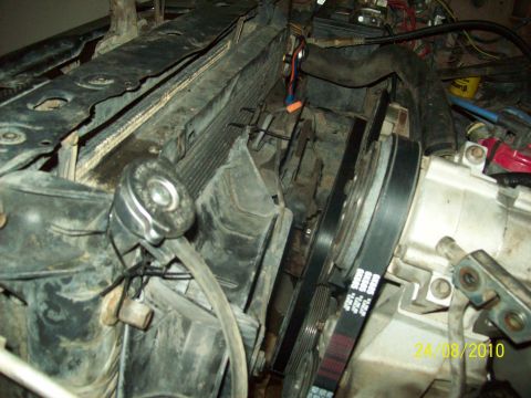 1985 Ford Bronco - The engine bay shows the radiator and serpentine belt system, with a date stamp of 24/08/2010.