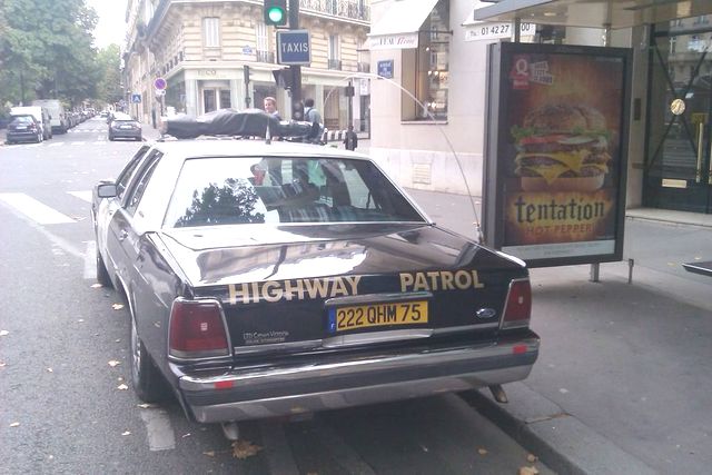 Rear of a 1991 Ford Crown Victoria marked 'HIGHWAY PATROL' with a French license plate