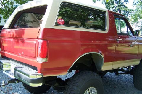 1990 Ford Bronco - Started the bodywork, remove spare tire carrier.