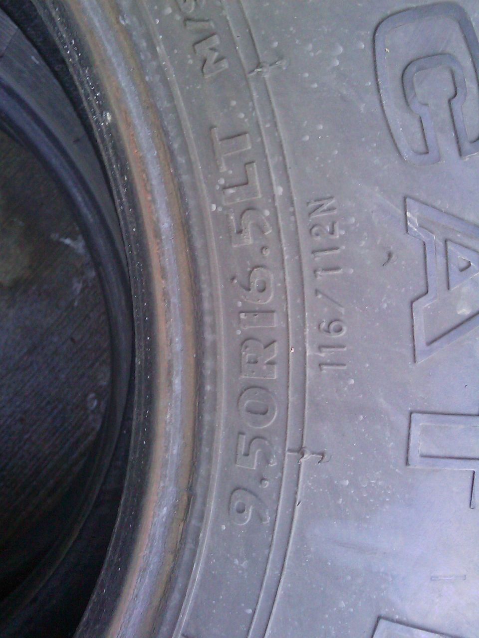 Tire sidewall with text 9.50R16.5LT and load index 116/112N