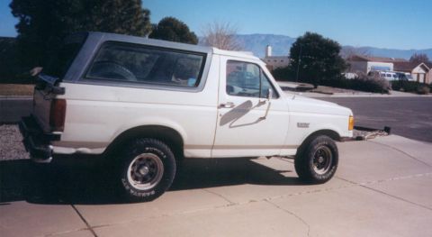 1987 Ford Bronco - basicaly stock bronco with a 96 460 in it