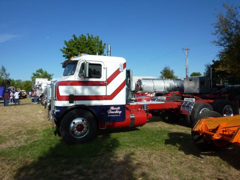 1981 Kenworth W900A - A classic 1981 Kenworth W900A semi-truck is displayed outdoors with a clear blue sky above.