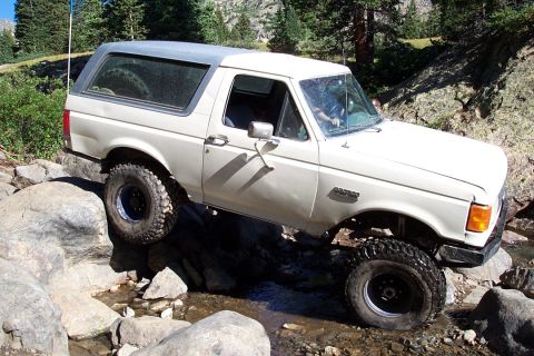 1987 Ford Bronco - i took a diffrent line and bent a shackle