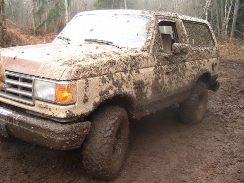 1987 Ford Bronco - Out wheeling