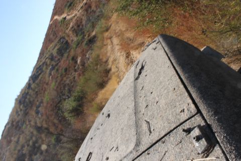 1992 Ford Bronco - The photo shows a car hood and a rocky landscape, with a Supermotors logo in the corner.