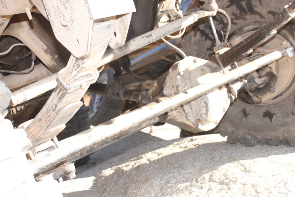 Rear axle and leaf spring suspension of an off-road vehicle
