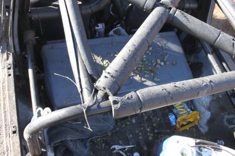 1992 Ford Bronco - The interior of a vehicle shows a roll cage and debris on the floor, with a Supermotors.net watermark in the lower right corner.