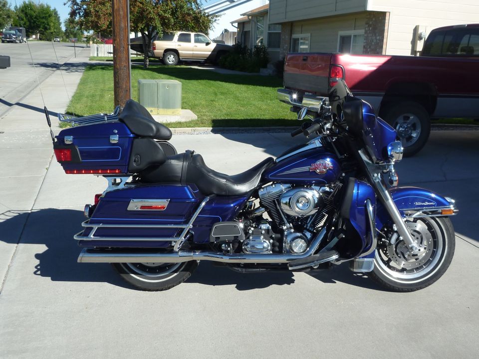 Blue 2007 Harley-Davidson Electra Glide Clsc motorcycle, side view