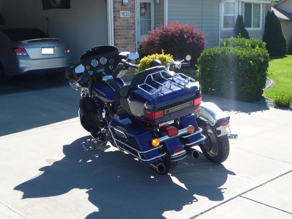 2007 Harley-Davidson Electra Glide Clsc parked in driveway