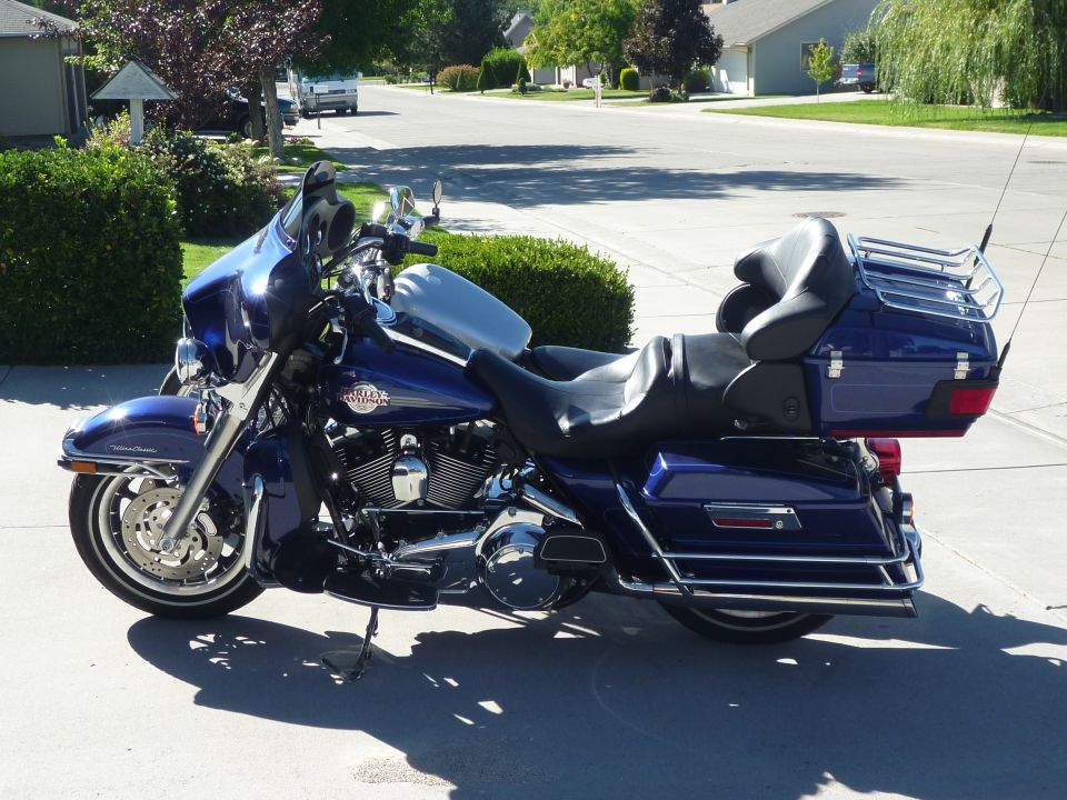Blue 2007 Harley-Davidson Electra Glide Clsc motorcycle parked on a driveway, side view