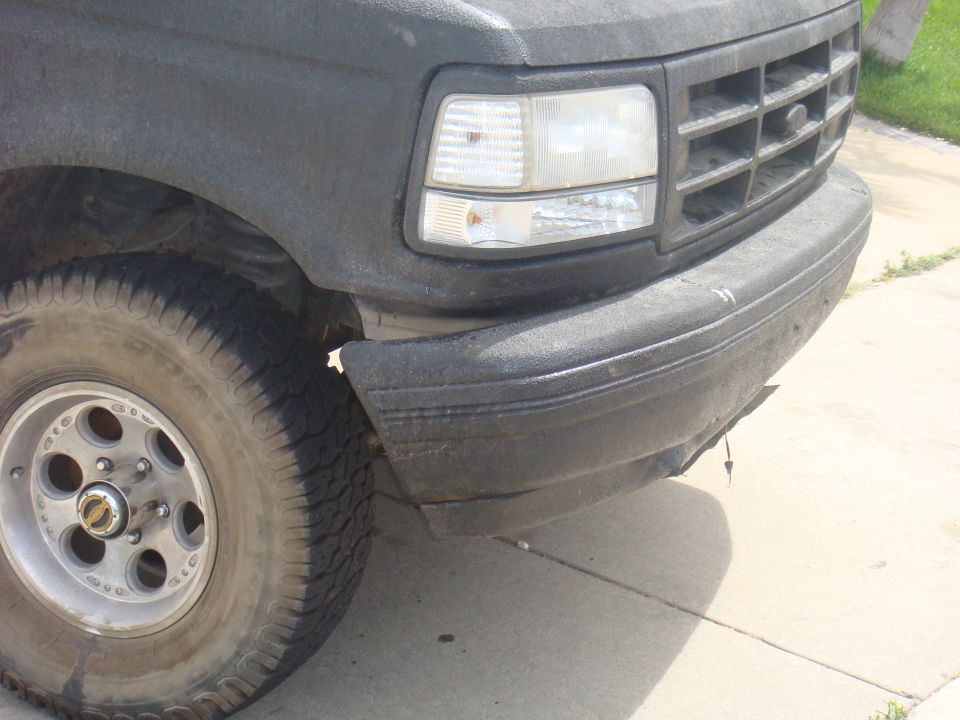1992 Ford Bronco front fender, headlight, grille, and bumper detail