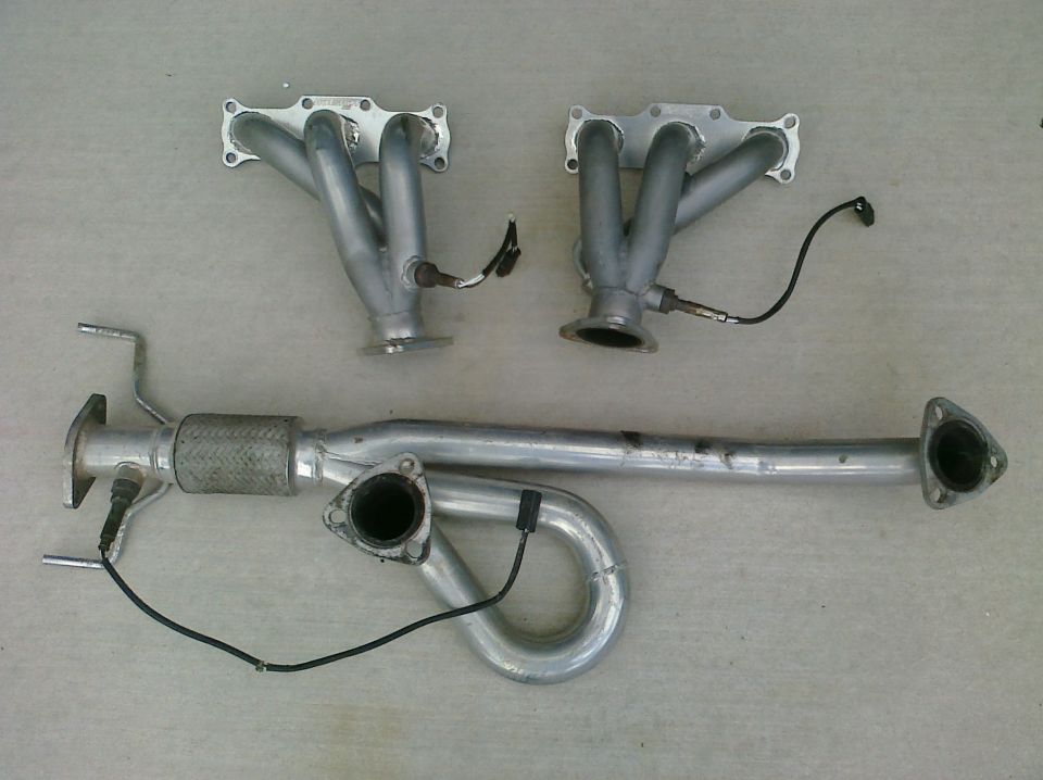 Exhaust manifold and pipe assembly with oxygen sensors