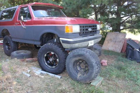 1987 Ford Bronco - Cooper Discoverr STT 37" on Black Rock 17" rims vs original Goodyear MT 35" on unknown steel 15" rims.