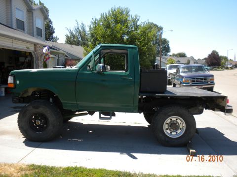 1989 Ford Bronco - now green with cheap wood flat bed to make street legal