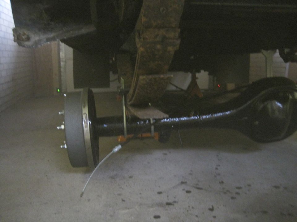 Rear axle assembly with leaf springs and brake drum