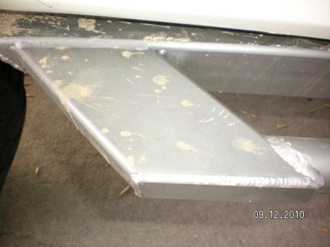 1996 Ford Bronco - Aftermarket rock sliders with visible welds and mud splatter, dated 09.12.2010.