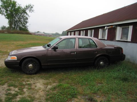 1991 Ford LTD Crown Victoria - A brown 1991 Ford Crown Victoria LTD is seen parked on the side of a building.