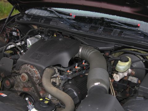 1991 Ford LTD Crown Victoria - The engine bay of a Ford Crown Victoria, the V8 engine and associated components.